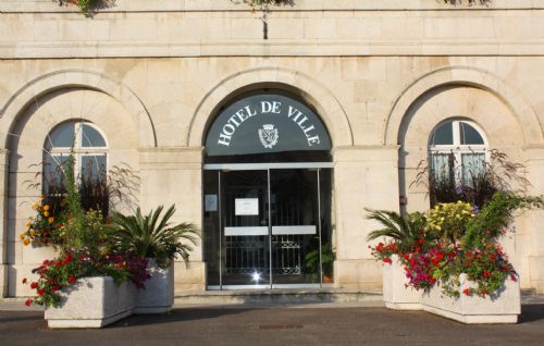 champagne 52 nohmad mairie de nogent facade.